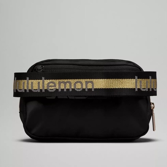 Lululemon Everywhere Belt Bag Black & Gold Logo Strap Crossbody Bag Nwt - Picture 2 of 6
